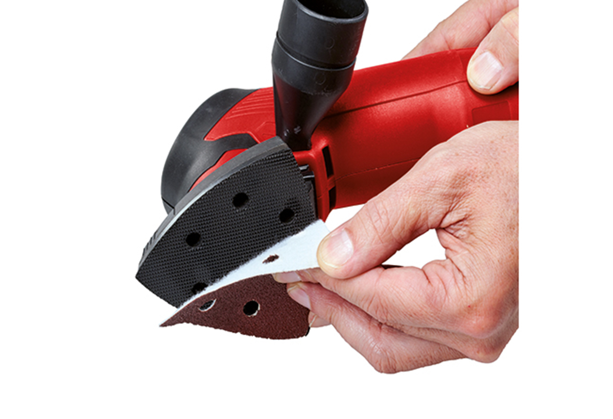 Απεικονίζεται η εφαρμογή της ταινίας velcro.